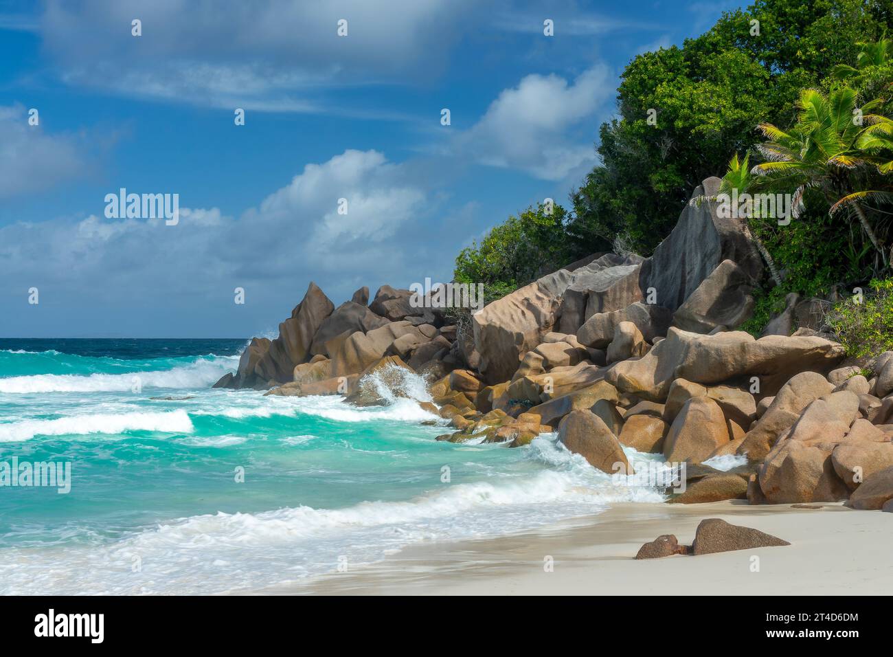 Rocce di granito sulla panoramica spiaggia tropicale di Petite Anse, l'isola di la Digue, Seychelles Foto Stock