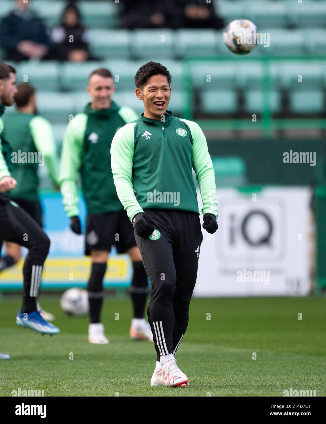 Scottish Premiership - Hibernian FC V Celtic FC 28/10/2023 Celtic Forward, Yang Hyun-jun, si riscalda mentre l'Hibernian si prepara ad affrontare il Celtic nella Scott Foto Stock