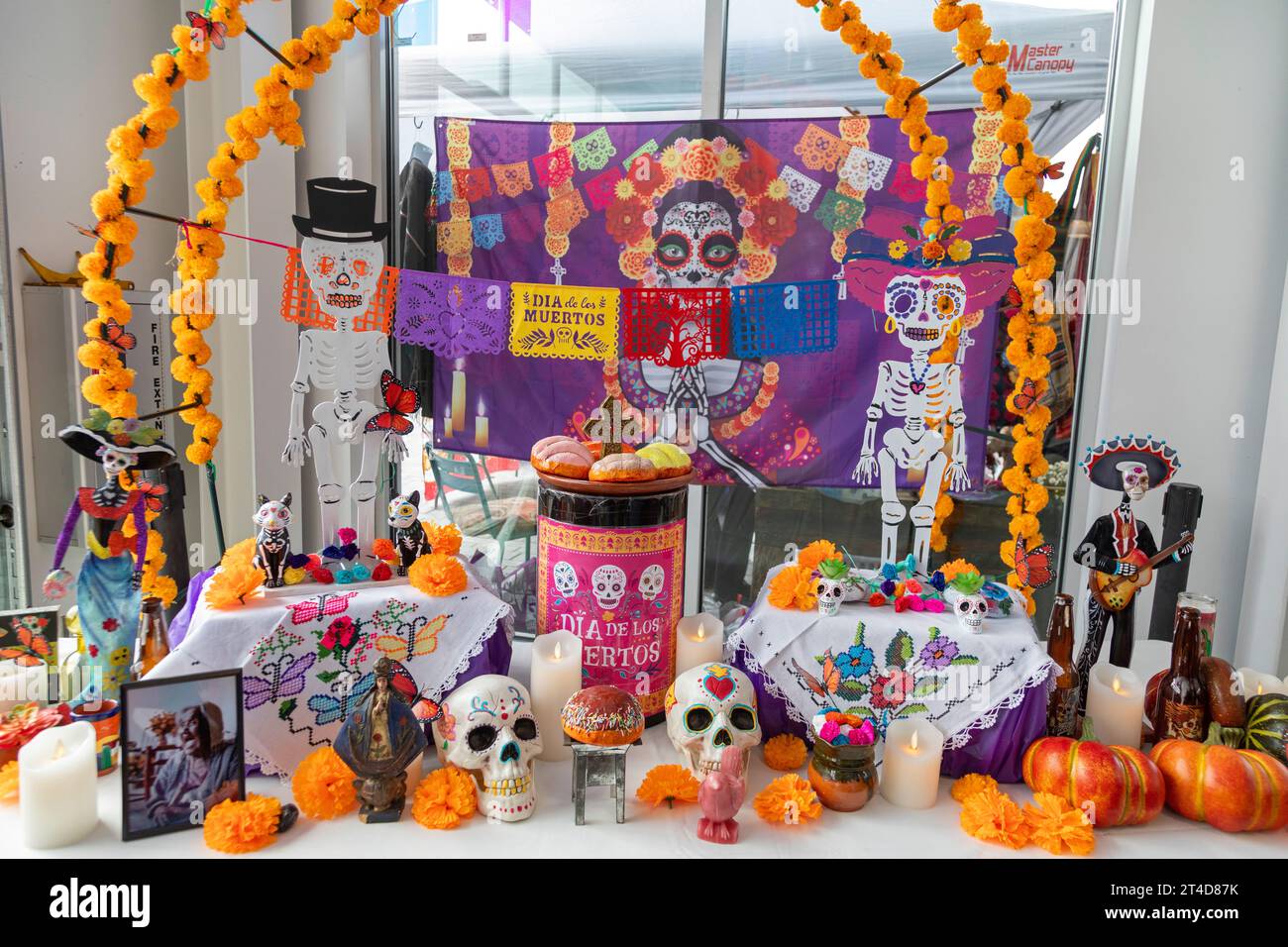 Detroit, Michigan - un'ofrenda (altare) in onore dei morti alla celebrazione del giorno dei morti al Valade Park sul lungofiume di Detroit. Foto Stock