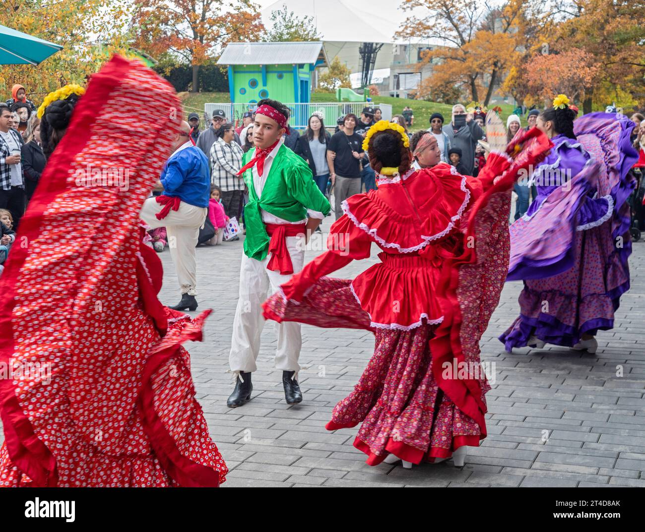 Detroit, Michigan - il Ballet Folklorico Moyocoyani Izel si esibisce durante la celebrazione del giorno dei morti al Valade Park sul lungofiume di Detroit. Foto Stock