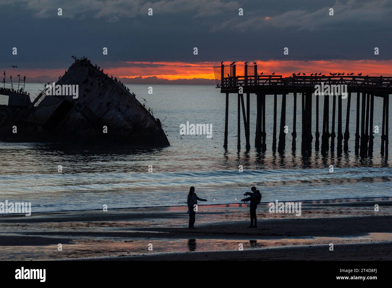 Silhoutte della SS Palo Alto, un vecchio naufragio della seconda guerra mondiale, intorno al tramonto al largo della costa di Aptos, California, vicino alla spiaggia di seacliff. Foto Stock