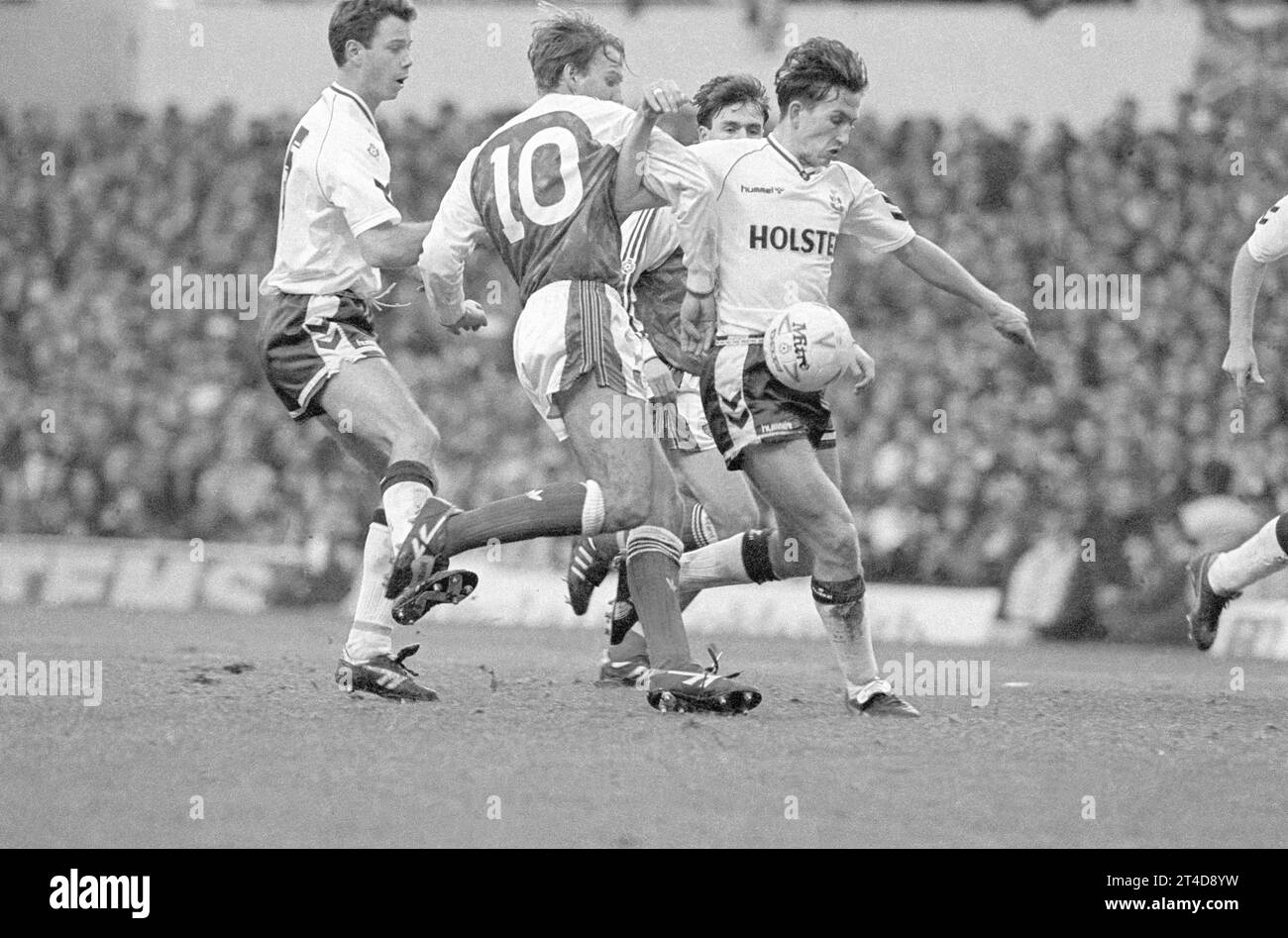 ARM in ARM. Gary Lineker (THFC) e Paul Merson (Arsenal) bloccano le braccia in un guscio per la palla Foto Stock