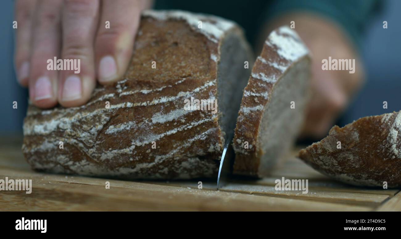 Affettare il pane tradizionale con rampa di velocità Foto Stock