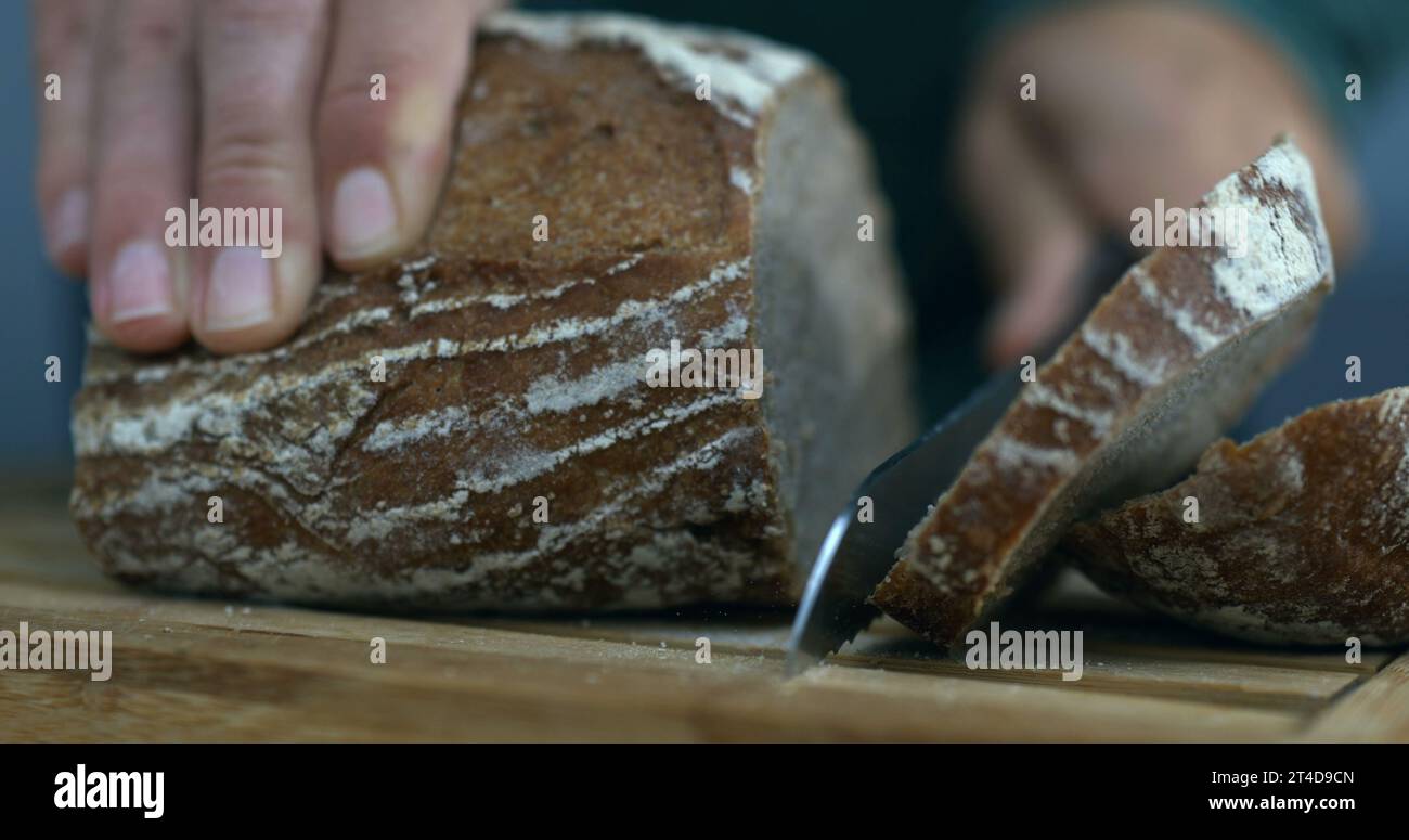 Affettare il pane tradizionale con rampa di velocità Foto Stock
