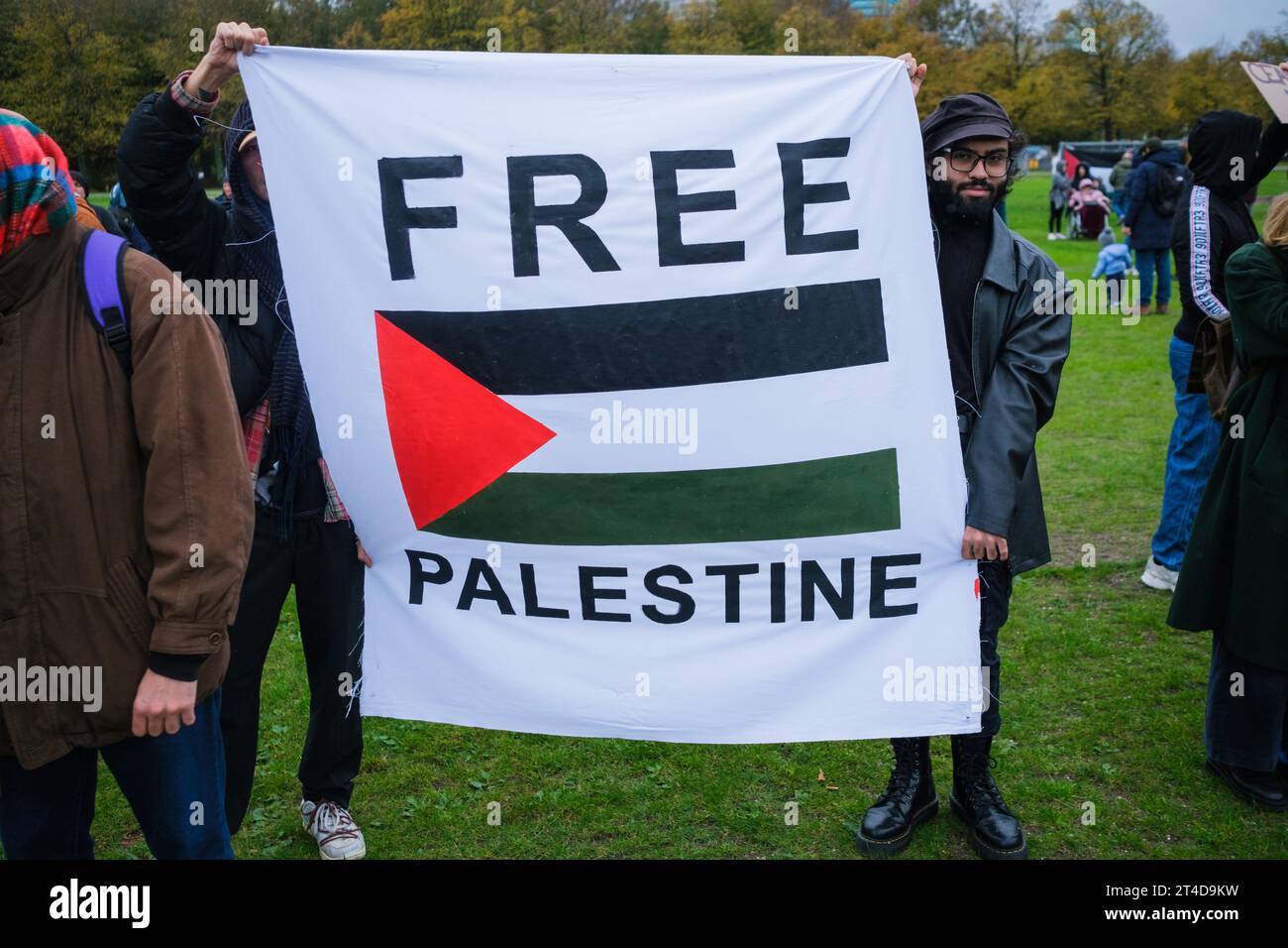 marcia pro-Palestina all'Aia, Paesi Bassi il 15 ottobre 2023. Condannano il governo di Israele ed esprimono solidarietà ai palestinesi Foto Stock