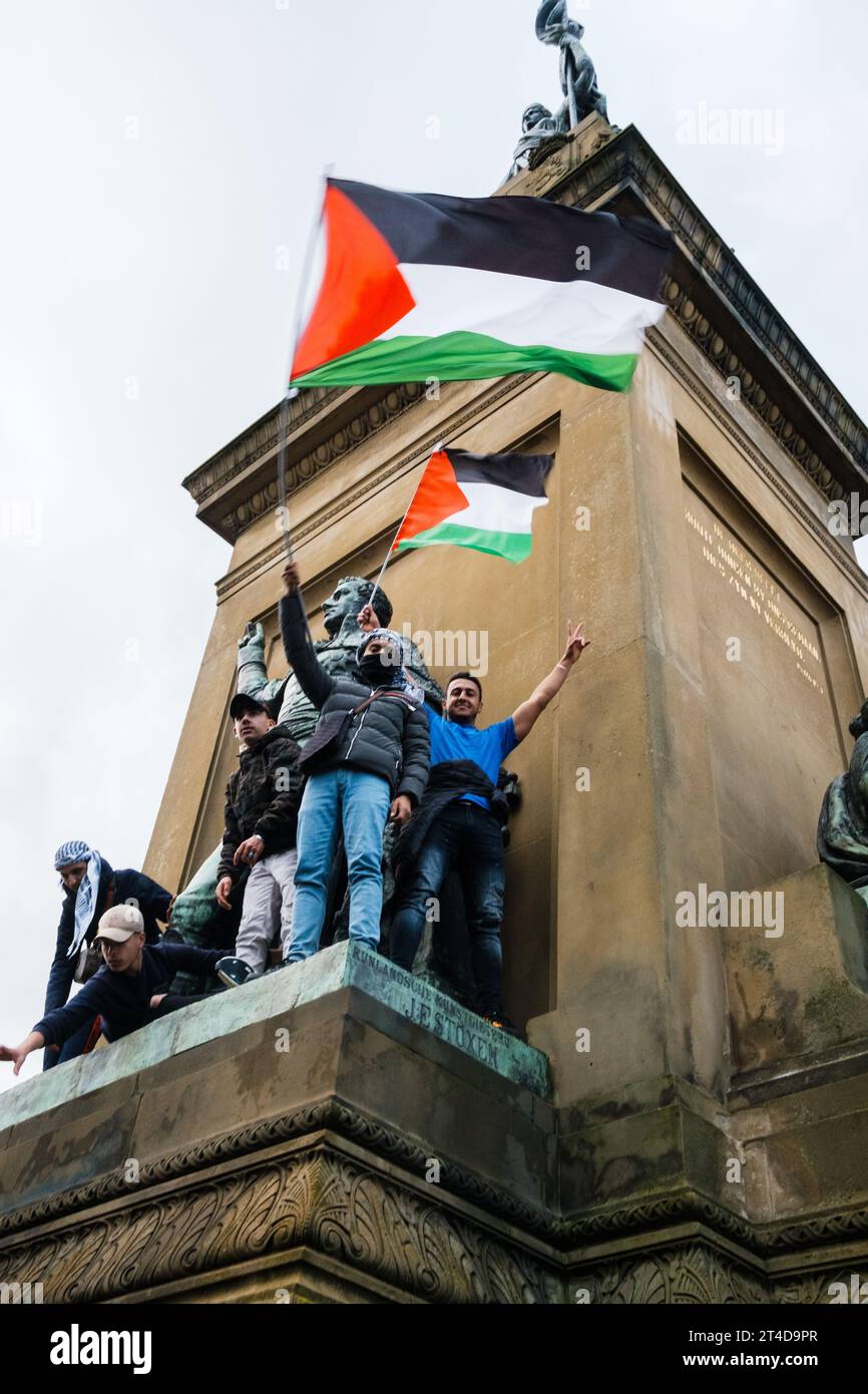 marcia pro-Palestina all'Aia, Paesi Bassi il 15 ottobre 2023. Condannano il governo di Israele ed esprimono solidarietà ai palestinesi Foto Stock