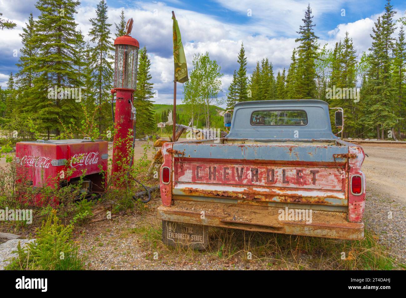Storico pick-up di antiquariato, pompa di benzina e refrigeratore Coca Cola, nei terreni del Moose Creek Lodge sull'autostrada North Klondike nel territorio dello Yukon, Foto Stock