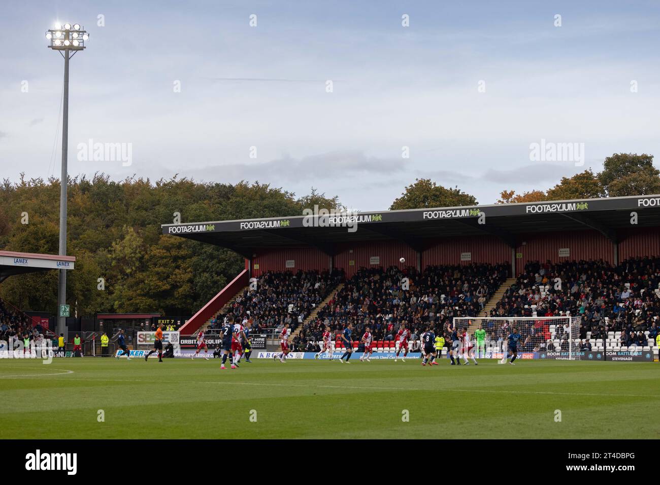 Vista generale della North Stand, sede dello Stevenage Football Club, dello stadio Lamex durante la partita con i tifosi Foto Stock