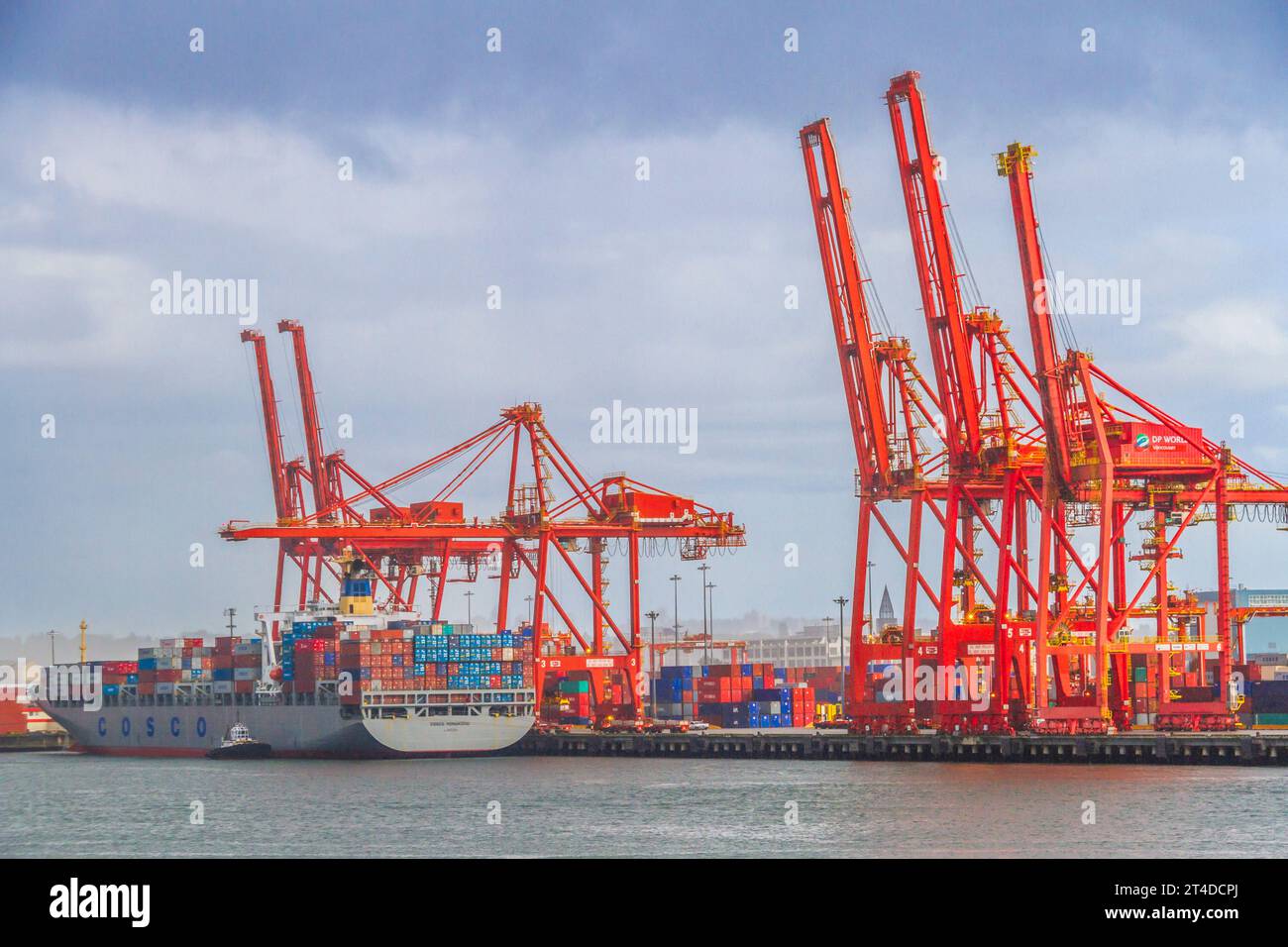 Il porto di Vancouver industria e le operazioni di spedizione in un giorno di pioggia. Foto Stock