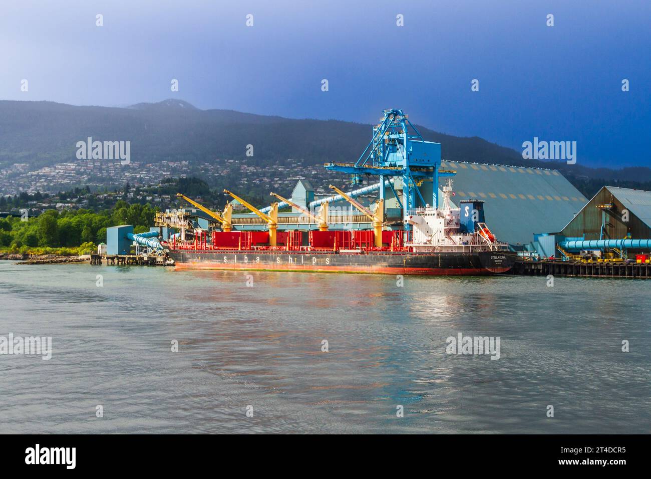 Il porto di Vancouver industria e le operazioni di spedizione in un giorno di pioggia. Foto Stock