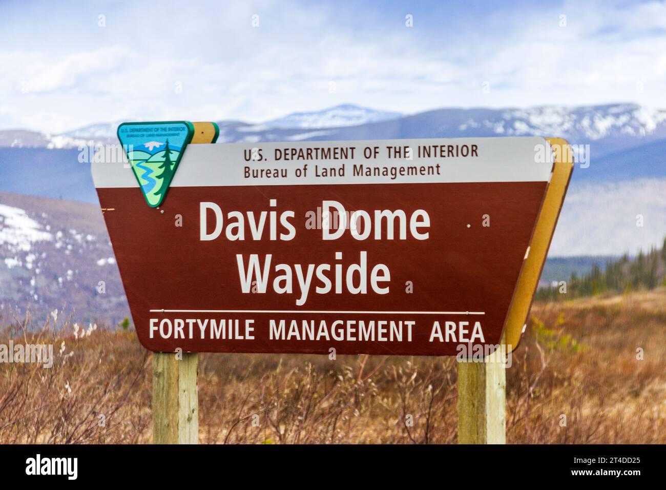 Cartello di benvenuto in Alaska a Poker Creek, Alaska, sede del confine USA e Canada e dell'ufficio doganale sulla "Top of the World Highway" Foto Stock