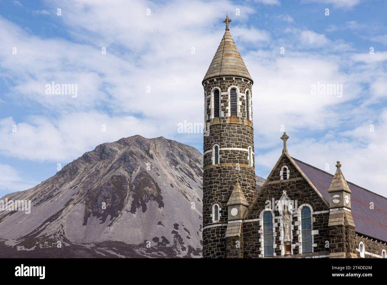 La chiesa cattolica del Sacro cuore a Dunlewey, in Irlanda, è un punto di riferimento con il suo stile romanico Hiberno e la torre rotonda, annidata tra il Monte Errigal Foto Stock