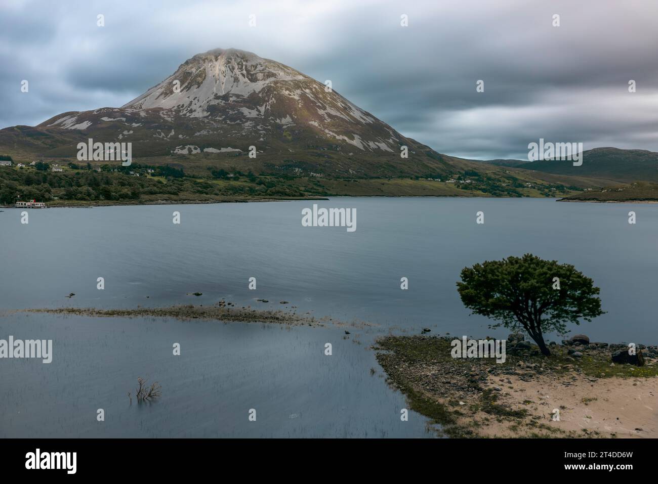 Dunlewey Lough in Irlanda, un pittoresco lago incastonato tra il maestoso Monte Errigal e la valle avvelenata. Foto Stock