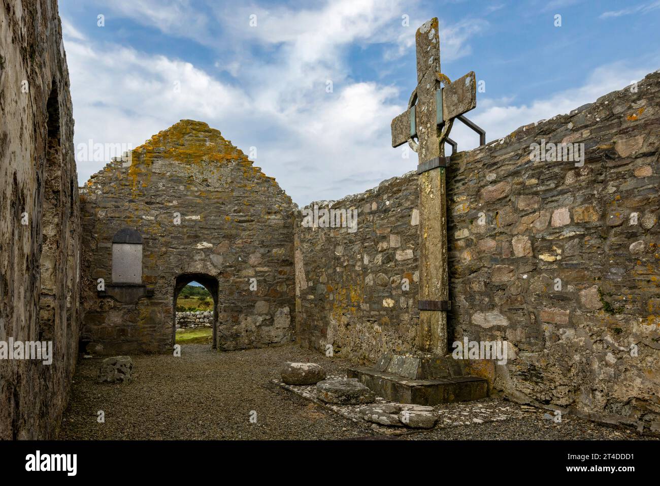 La chiesa medievale in rovina di Ray a Donegal, in Irlanda, rinomata per la sua croce alta dell'VIII secolo, la croce medievale in pietra più alta d'Irlanda, e il tranquillo scenario Foto Stock