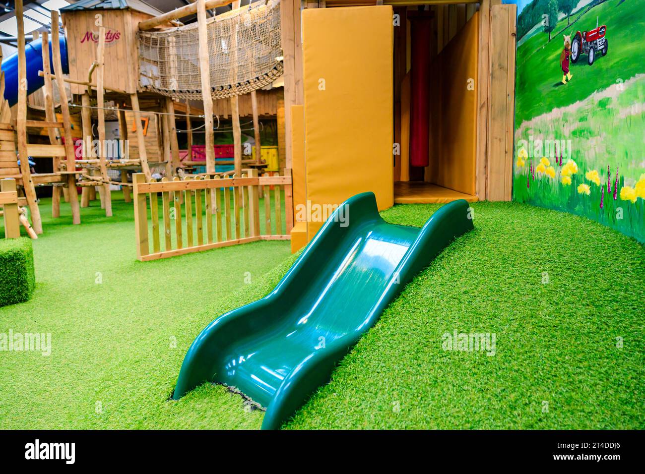 Interno di parte delle strutture offerte al Monty's Farm Park Foto Stock