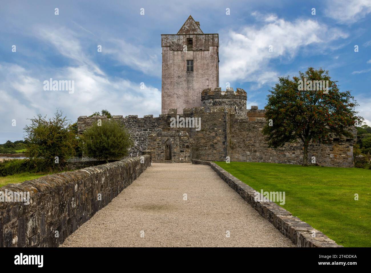 Doe Castle è una casa a torre del XV secolo arroccata su una penisola a Sheephaven Bay, Donegal, Irlanda. Foto Stock