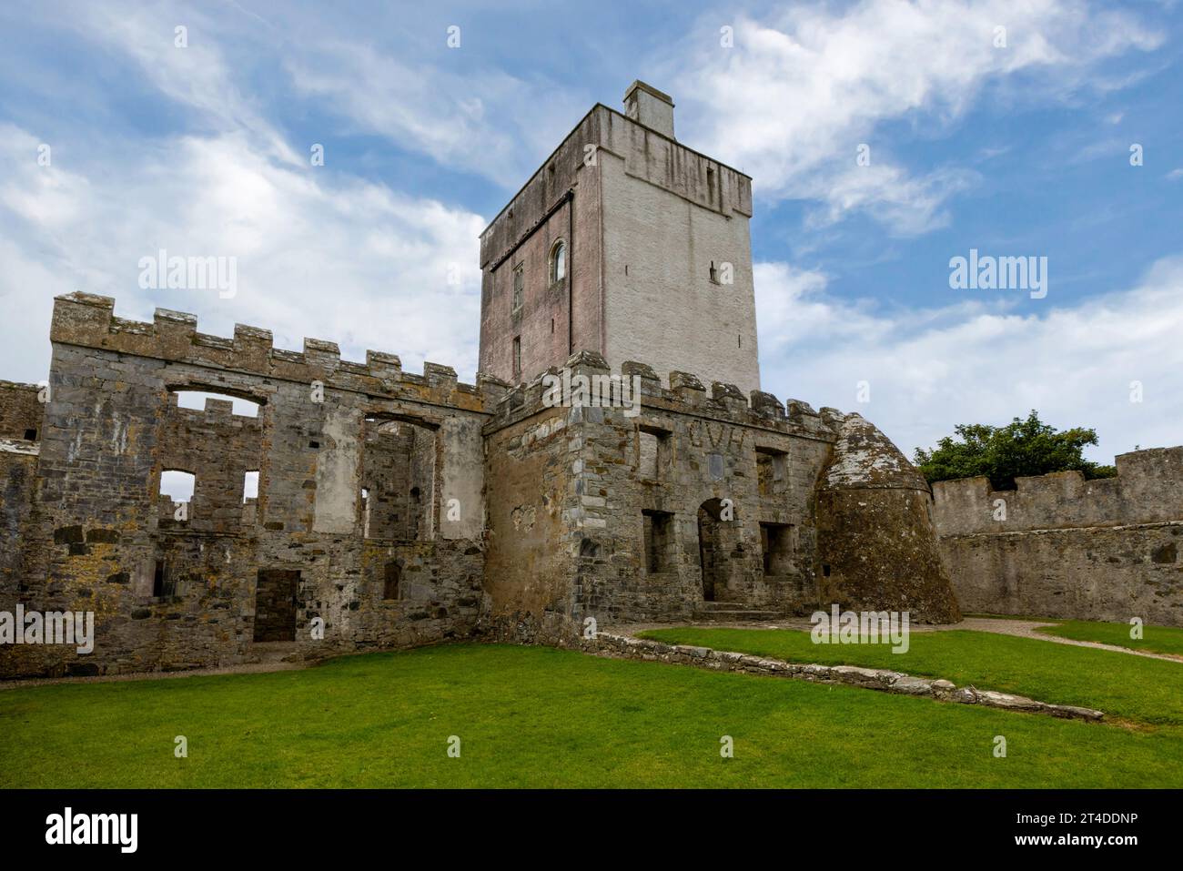 Doe Castle è una casa a torre del XV secolo arroccata su una penisola a Sheephaven Bay, Donegal, Irlanda. Foto Stock