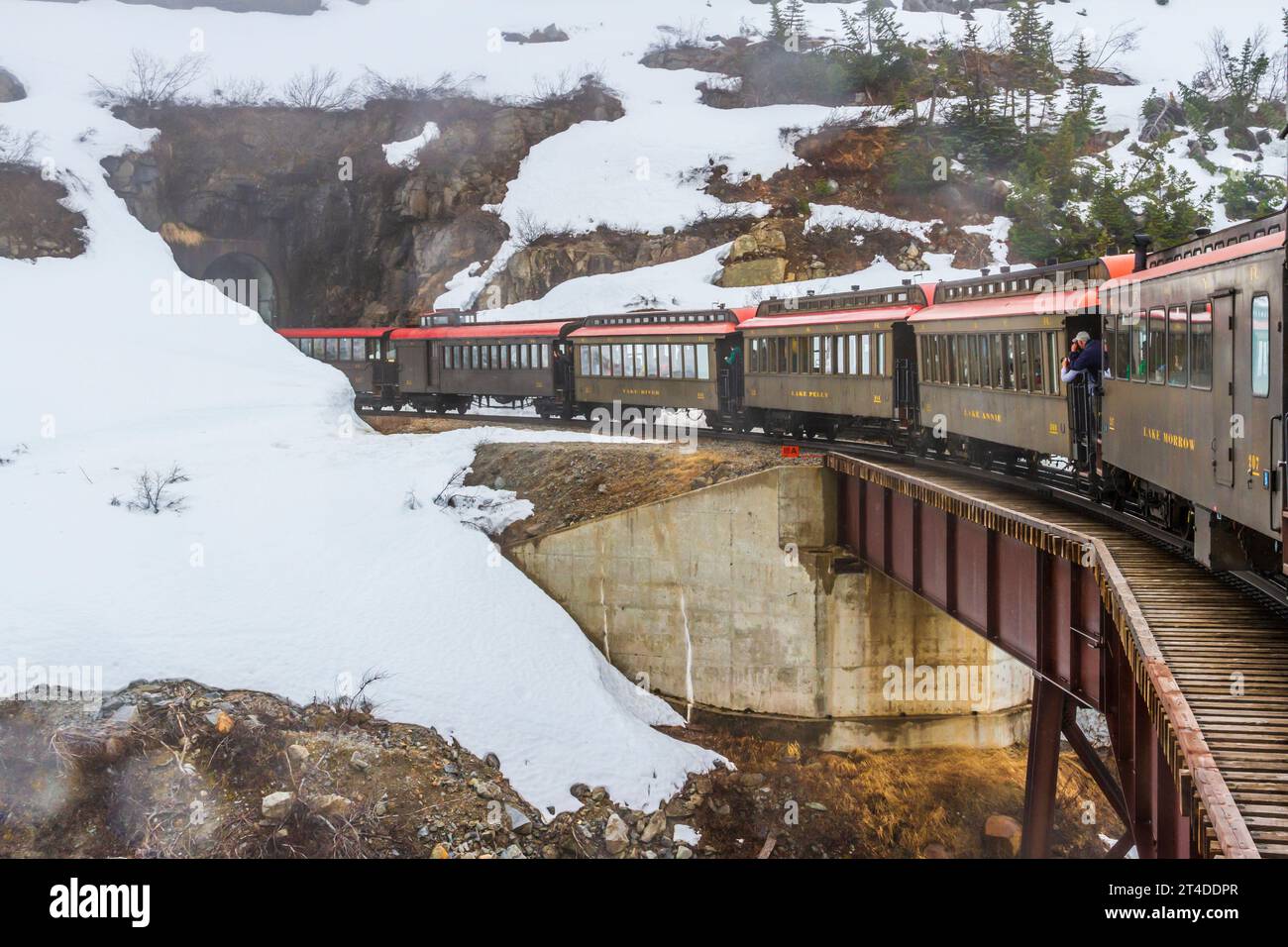 Il viaggio in treno della White Pass e della Yukon Route (WP&YR) Railroad da Skagway, Alaska, a Fraser, British Columbia, sfrutta l'incredibile impresa ingegneristica. Foto Stock