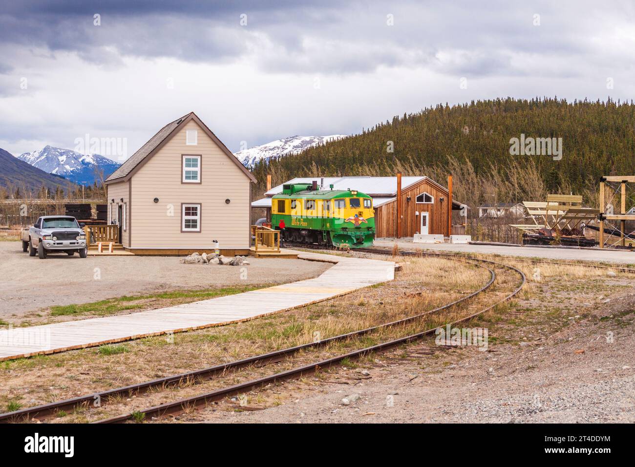 In Carcross, Yukon Territory, Canada, il Pass bianco (WP&YR) i treni sono treni di lavoro, tirando merci e merci automobili. Foto Stock