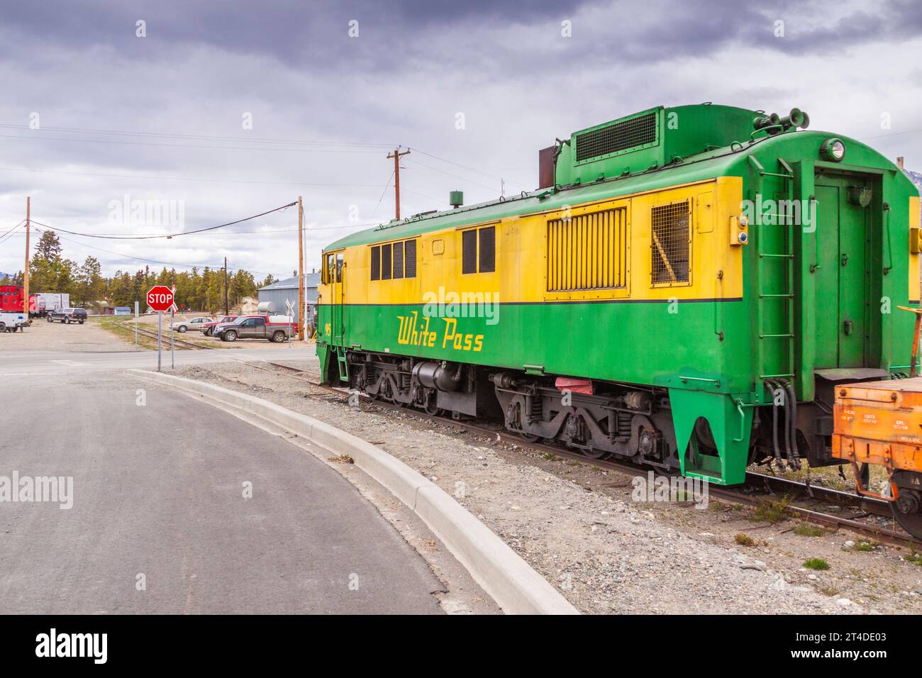 In Carcross, Yukon Territory, Canada, il Pass bianco (WP&YR) i treni sono treni di lavoro, tirando merci e merci automobili. Foto Stock