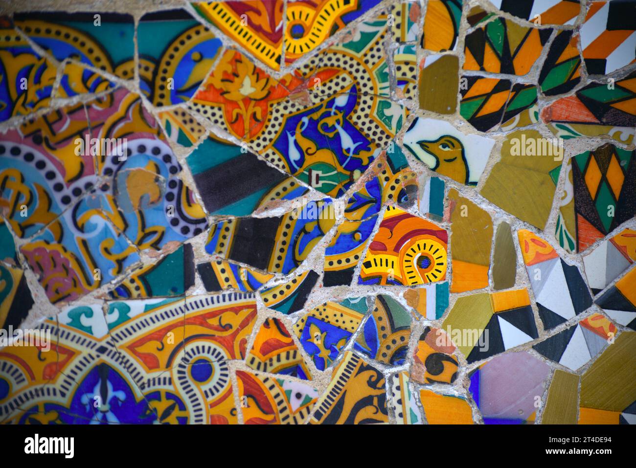 trencadís mosaico alla panchina di Park Güell dell'architetto Antoni Gaudí a Barcellona, Spagna Foto Stock