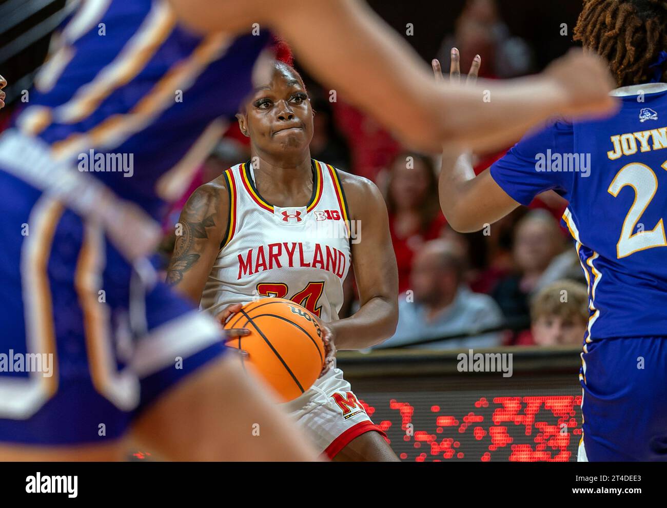 COLLEGE PARK, MD - OTTOBRE 29: La guardia dei Maryland Terrapins Bri McDaniel (24) durante una partita di basket femminile tra i Maryland Terrapins e. Foto Stock