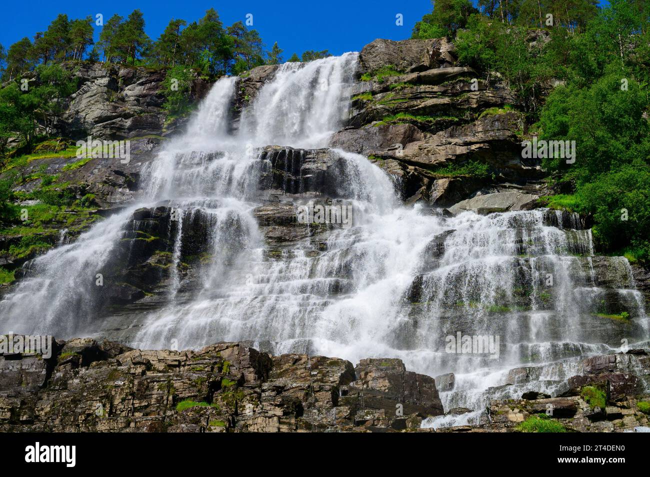 Cascata Tvindefossen all'inizio dell'estate in Norvegia Foto Stock