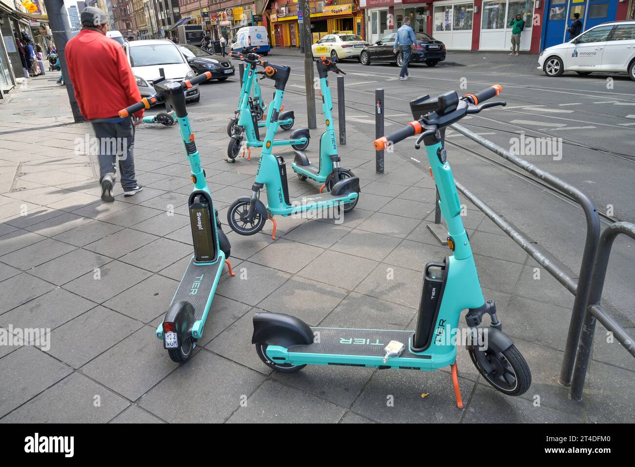 Behinderung, e-Scooter auf Gehweg, Bürgersteig, Kaiserstraße, Francoforte, Hessen, Deutschland Foto Stock