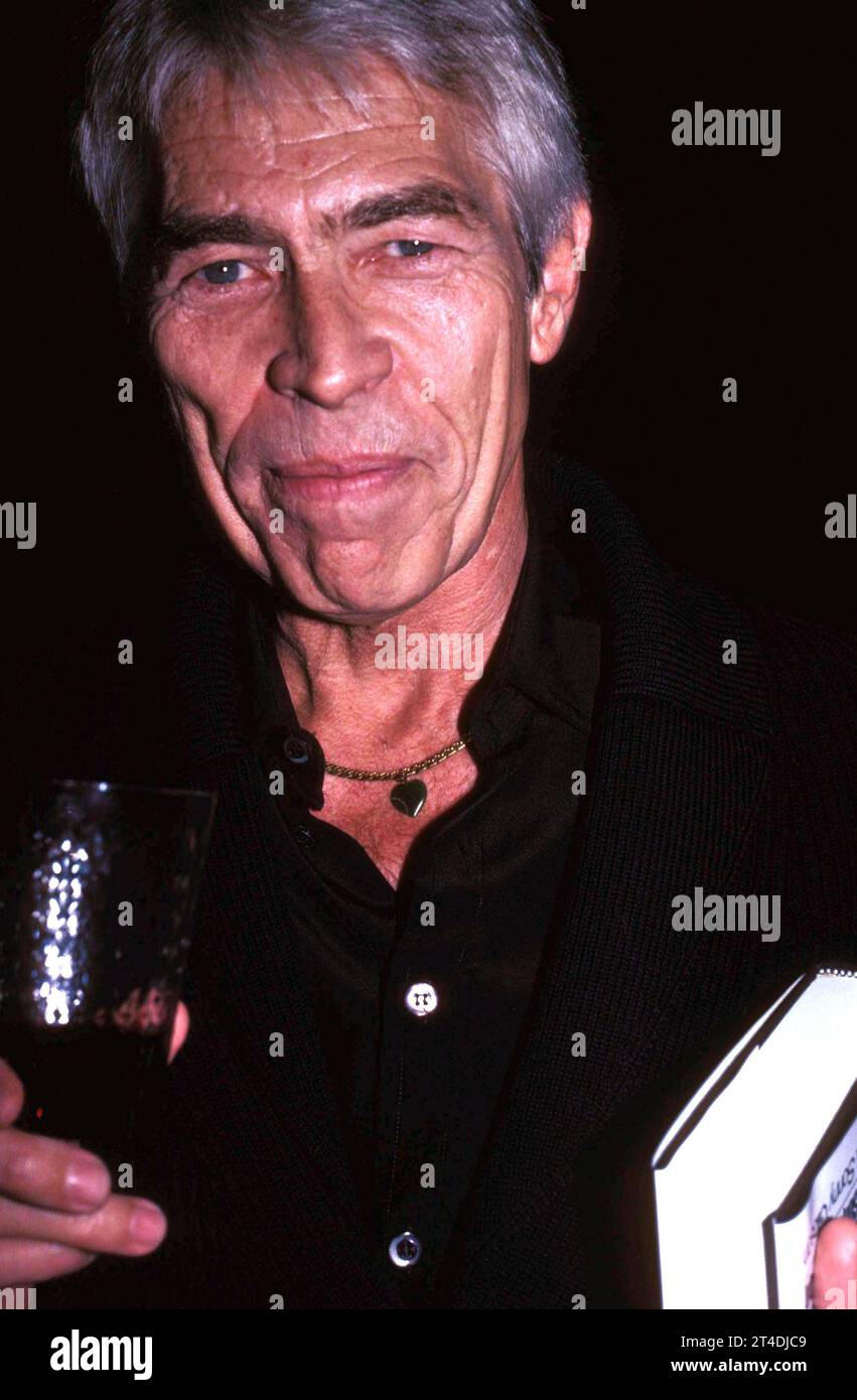 JAMES COBURN; James Harrison Coburn III (31 agosto 1928 – 18 novembre 2002); attore cinematografico e televisivo statunitense che è stato protagonista di più di 70 film, in gran parte di ruoli d'azione, e ha fatto 100 apparizioni televisive durante una carriera di 45 anni; Credit: Lynn McAfee / Performing Arts Images www.performingartsimages.com Foto Stock