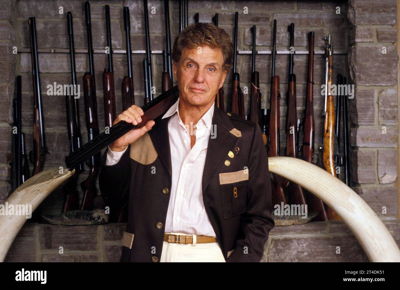 ROBERT STACK; Charles Langford Modini Stack; nato il 13 gennaio 1919 - 14 maggio 2003 ; attore e conduttore televisivo americano ; at Home ; 1986 ; Credit: Lynn McAfee / Performing Arts Images www.performingartsimages.com Foto Stock