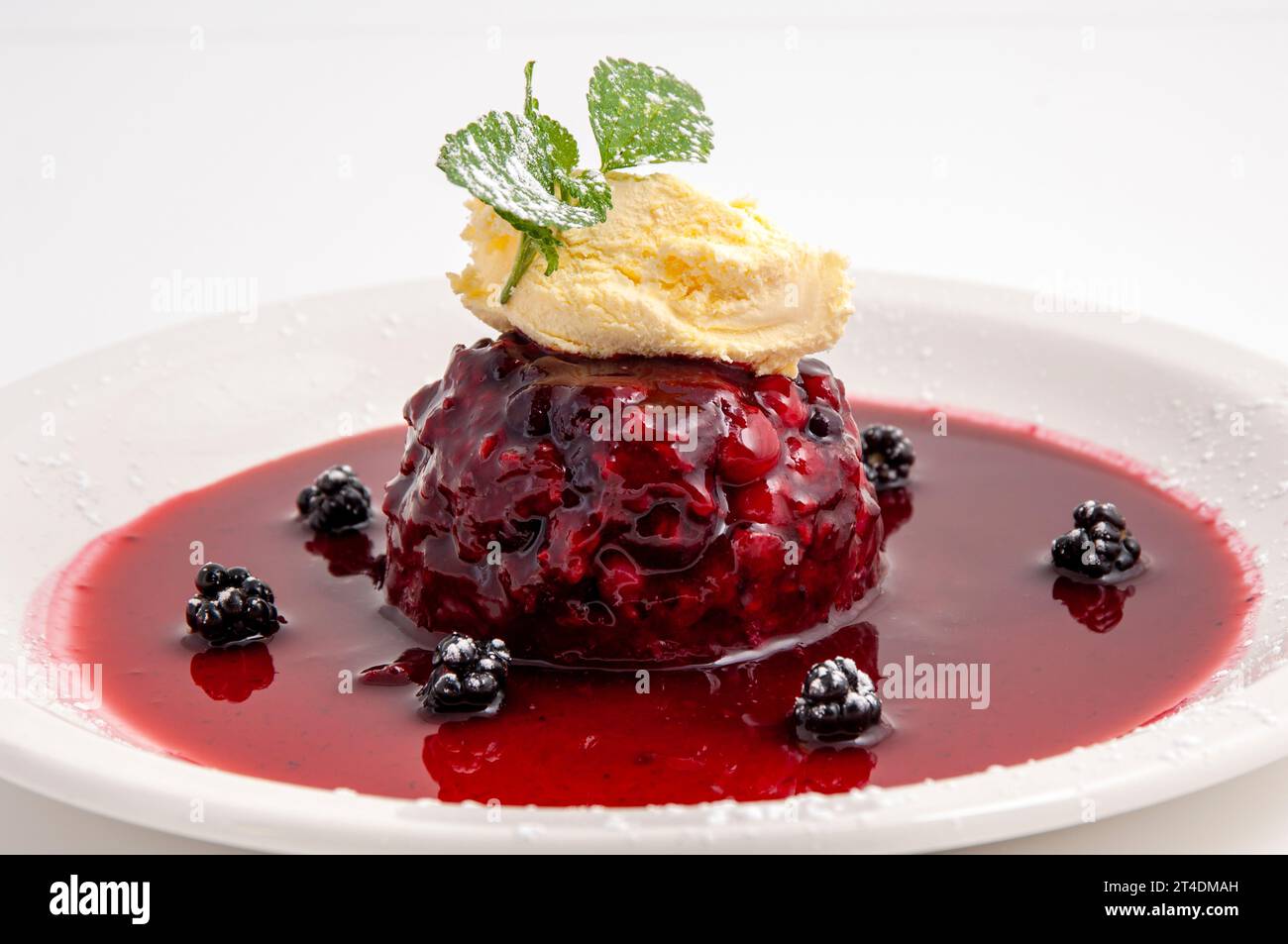 Budino estivo a bacca rossa con gelato alla vaniglia Foto Stock