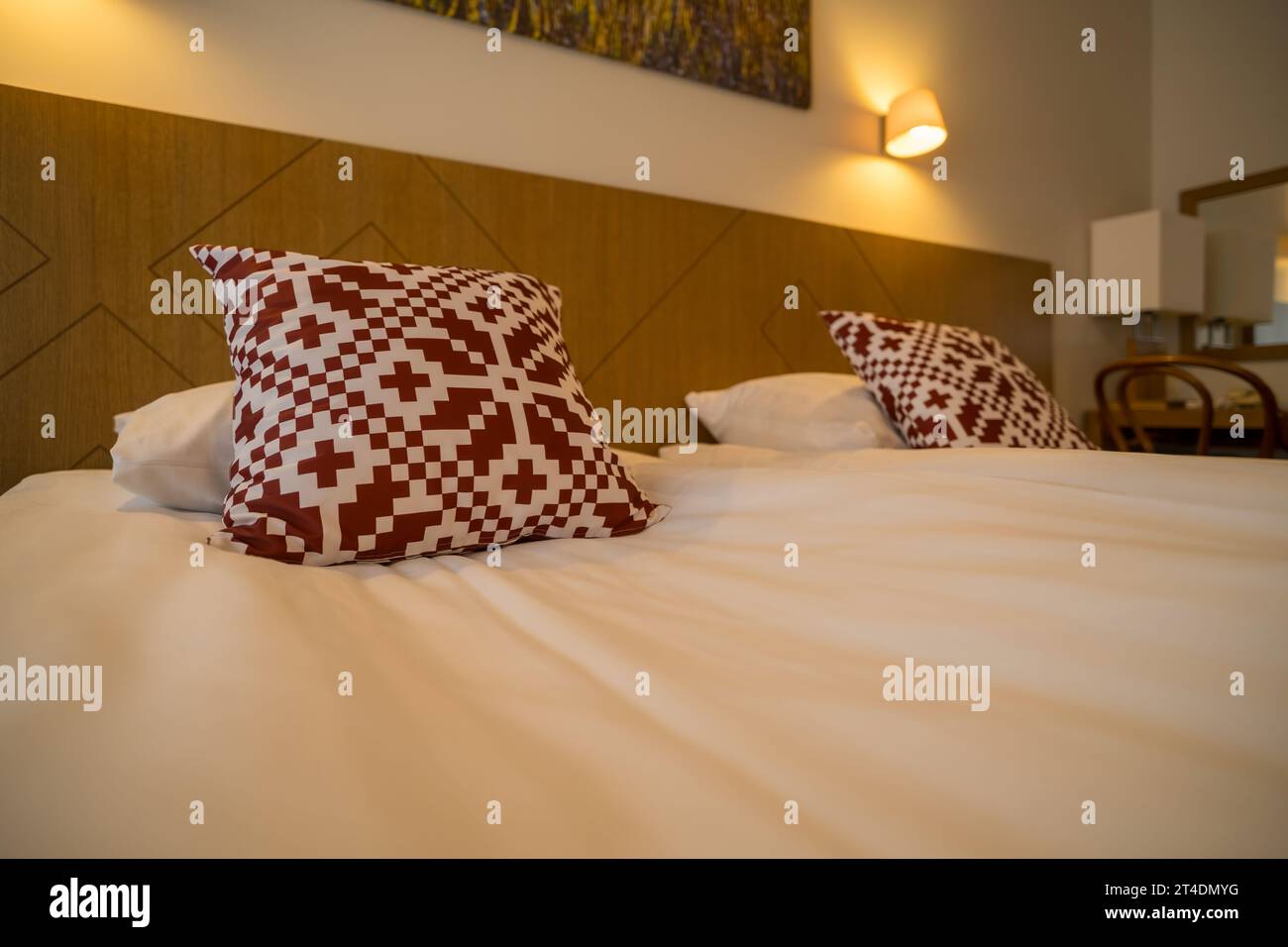 Area ricreativa nell'hotel. Biancheria da letto con simboli nazionali rossi dell'Estonia Foto Stock