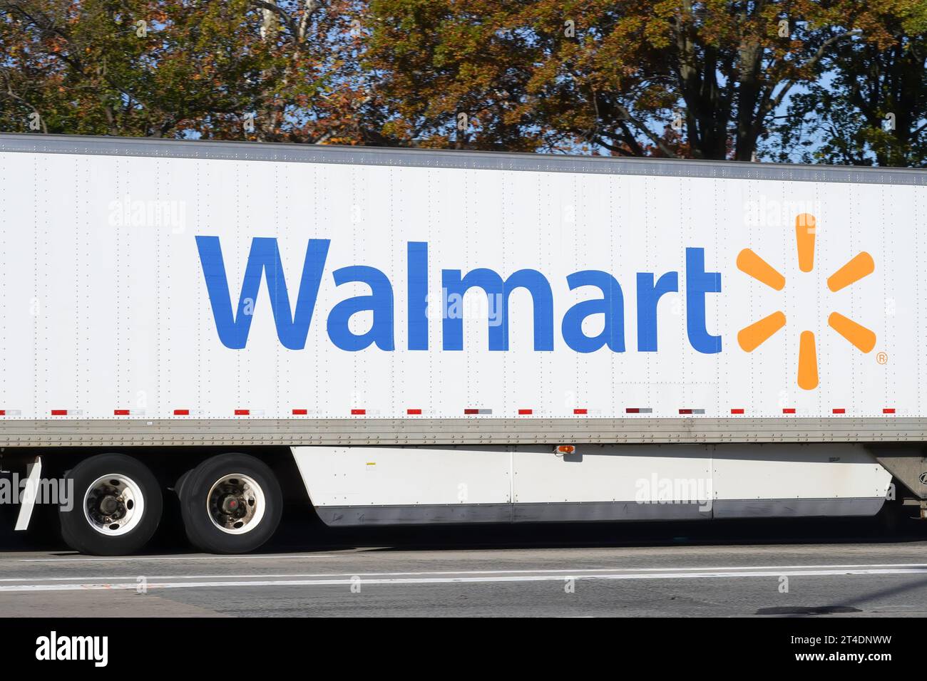 New Rochelle, NY - 28 ottobre 2023: Rimorchio cargo Walmart con logo del marchio sull'autostrada con sfocatura del movimento Foto Stock