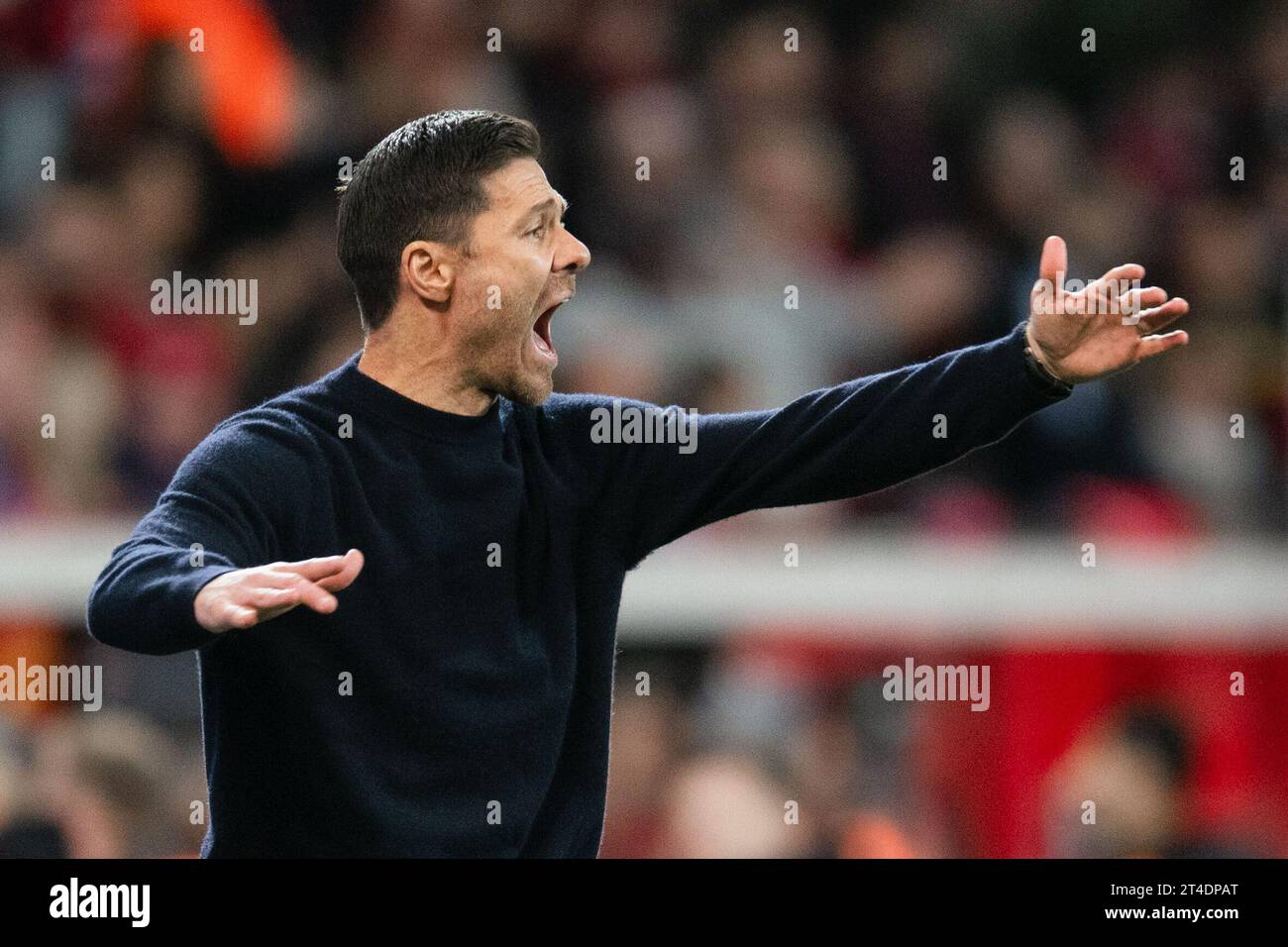 Leverkusen, Germania. 29 ottobre 2023. Calcio: Bundesliga, Bayer Leverkusen - SC Freiburg, Matchday 9, BayArena. L'allenatore di Leverkusen Xabi Alonso si muove a bordo campo. Credito: Marius Becker/dpa - NOTA IMPORTANTE: conformemente ai requisiti della DFL Deutsche Fußball Liga e della DFB Deutscher Fußball-Bund, è vietato utilizzare o far utilizzare fotografie scattate nello stadio e/o della partita sotto forma di immagini di sequenza e/o serie di foto simili a video./dpa/Alamy Live News Foto Stock