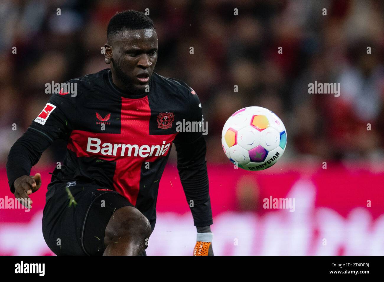 Leverkusen, Germania. 29 ottobre 2023. Calcio: Bundesliga, Bayer Leverkusen - SC Freiburg, Matchday 9, BayArena. Victor Boniface di Leverkusen gioca la palla. Credito: Marius Becker/dpa - NOTA IMPORTANTE: conformemente ai requisiti della DFL Deutsche Fußball Liga e della DFB Deutscher Fußball-Bund, è vietato utilizzare o far utilizzare fotografie scattate nello stadio e/o della partita sotto forma di immagini di sequenza e/o serie di foto simili a video./dpa/Alamy Live News Foto Stock