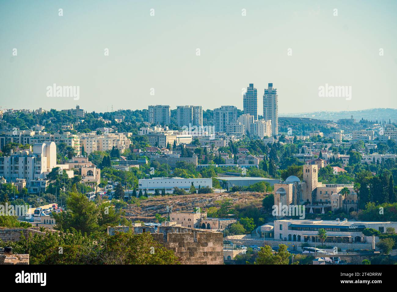Vista su un quartiere moderno di Gerusalemme, la capitale di Israele Foto Stock
