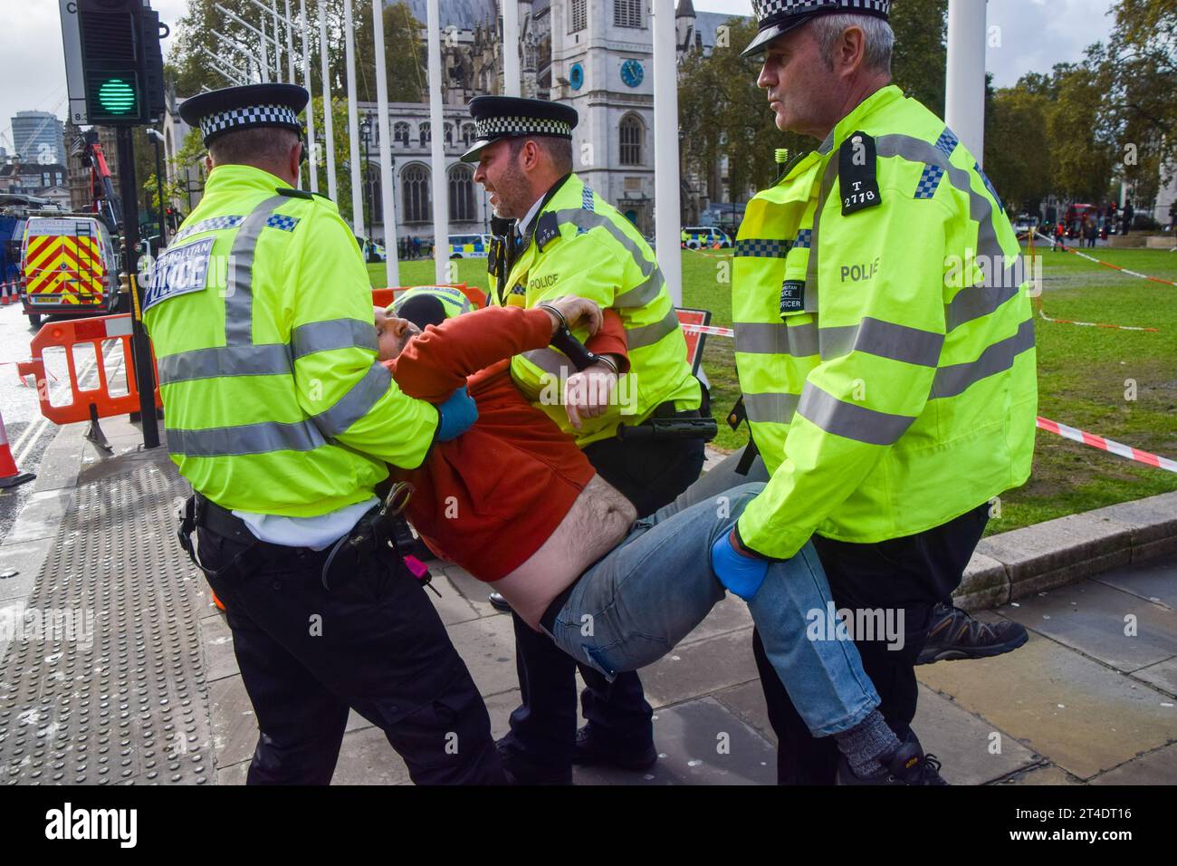 Londra, Regno Unito. 30 ottobre 2023. Gli agenti di polizia arrestano un manifestante durante la manifestazione. Gli agenti di polizia hanno arrestato decine di manifestanti Just Stop Oil in Piazza del Parlamento mentre il gruppo di attivisti per il clima organizza nuove proteste contro le nuove licenze per i combustibili fossili. (Foto di Vuk Valcic/SOPA Images/Sipa USA) credito: SIPA USA/Alamy Live News Foto Stock