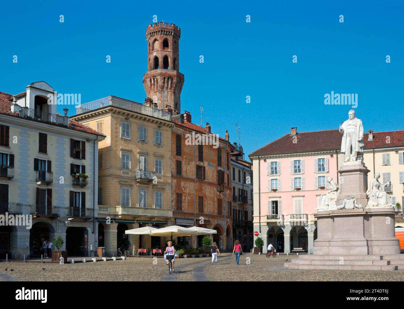 Piazza Cavour e Torre dell'Angelo nel centro di Vercelli, Piemonte, Italia Foto Stock