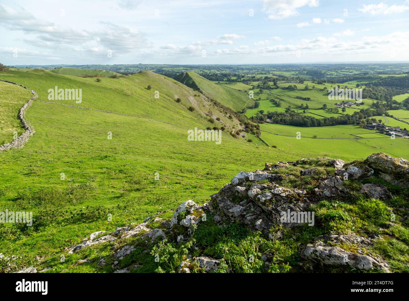 La vista da Bunster Hill guarda verso Ilam e Thorpe Cloud Hill, Peak District, Derbyshire, Inghilterra Foto Stock