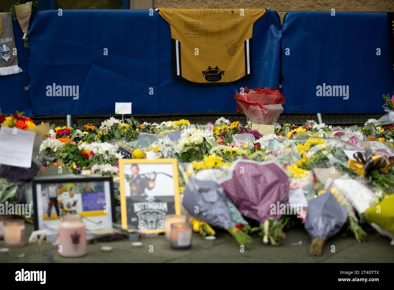 Un memoriale per il giocatore di hockey su ghiaccio Adam Johnson all'esterno della Motorpoint Arena a Nottingham, sede dei Nottingham Panthers il 30/10/23. L'ex Pittsburgh Penguin e l'attuale Nottingham Panther sono stati coinvolti in un incidente mortale sul ghiaccio durante la loro partita con gli Sheffield Steelers sabato 28 ottobre 2023 foto di Ben Booth/Alamy Foto Stock
