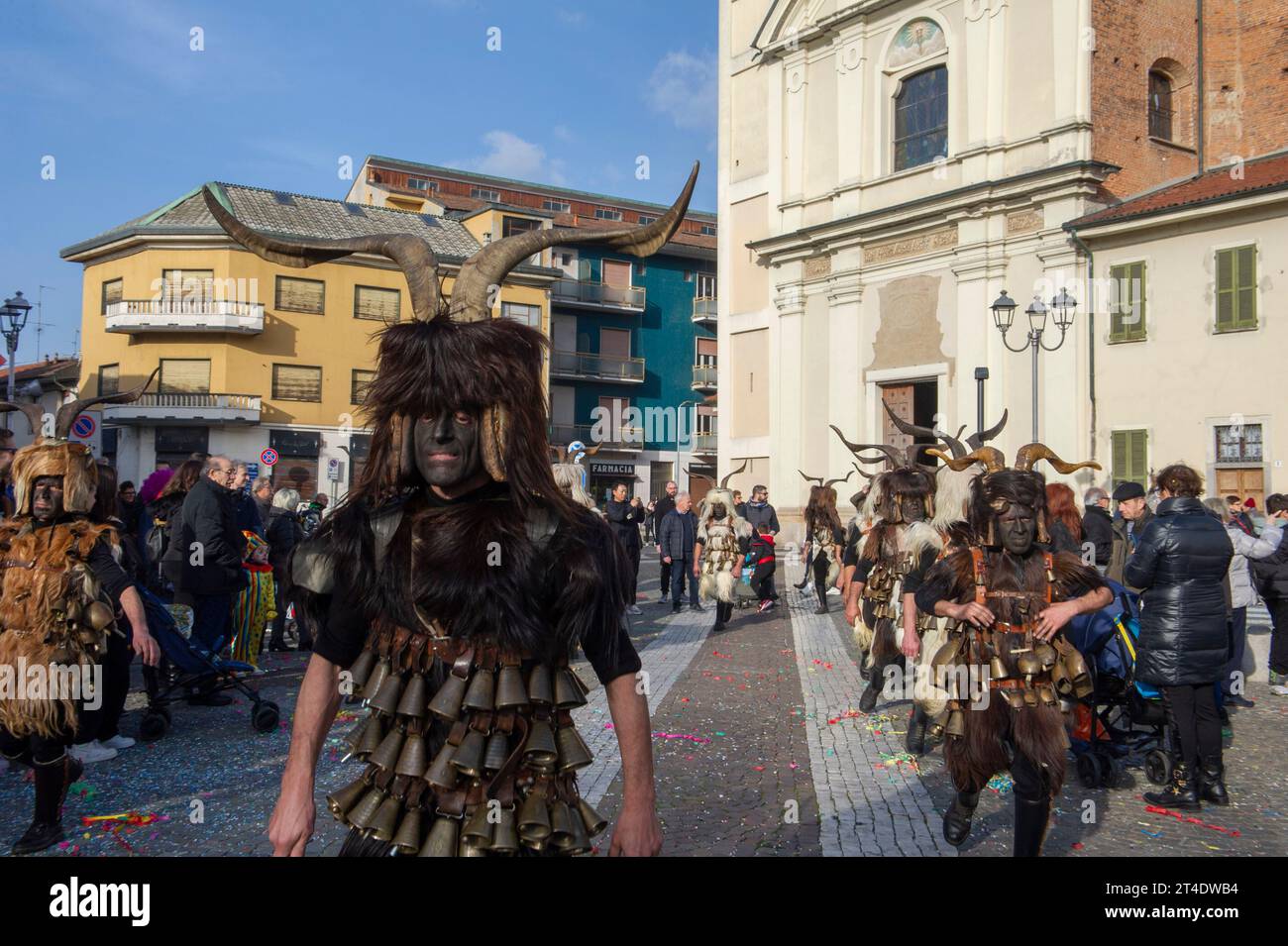 25 febbraio 2023 - Italia Lombardia, Milano, il gruppo "Mamutzones" di Samugheo allieterà il carnevale del Vimodrone. Foto Stock