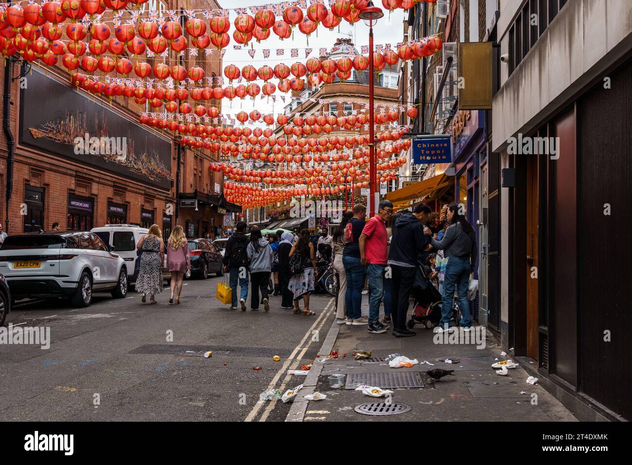 LONDRA, Regno Unito - 27 agosto 2023: Scena di Chinatown nel quartiere Soho nella City of Westminster. Contiene un certo numero di ristoranti e negozi cinesi Foto Stock