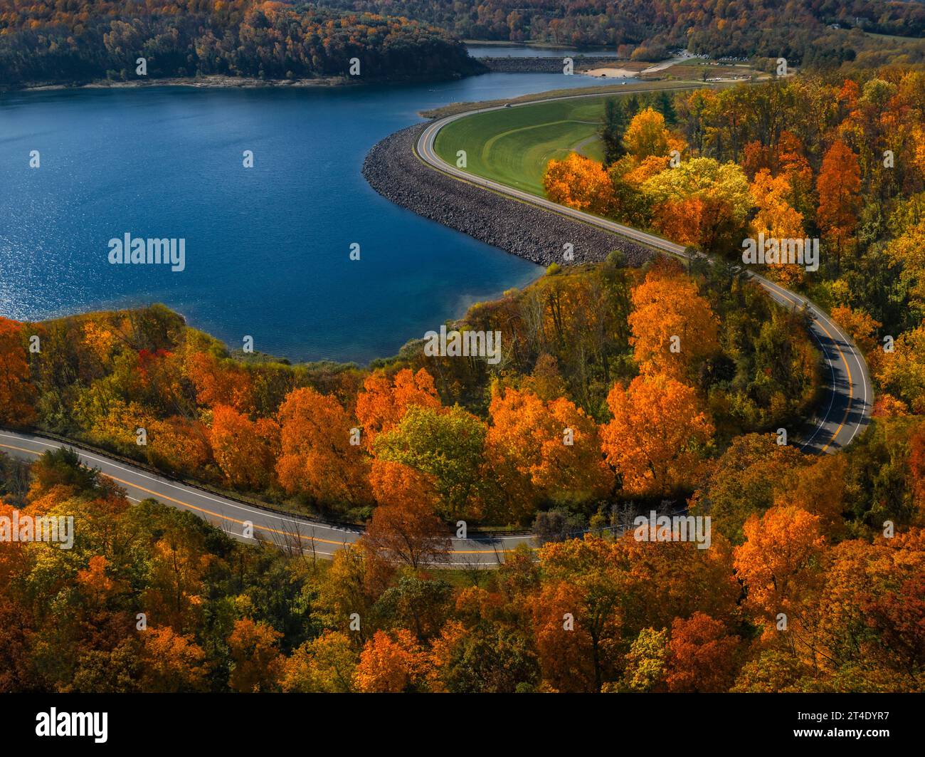 Round Valley Reservoir New Jersey - Vista aerea del lago artificiale famoso per le sue acque cristalline e cristalline. Foto Stock