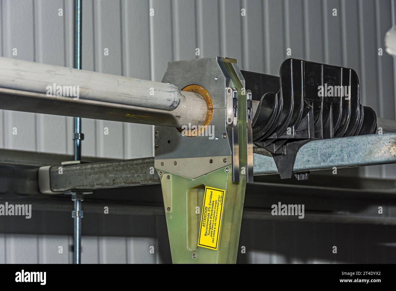 Uno strumento elettronico salda automaticamente due pezzi di tubo in un magazzino di refrigerazione industriale a CO2 (stoccaggio a freddo) in costruzione. Foto Stock