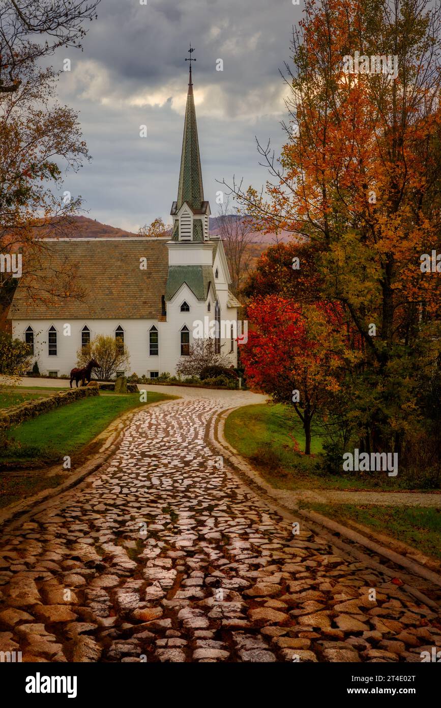 Chiesa bianca con campanile in autunno nel Vermont. Foto Stock