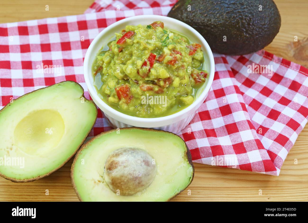 Ciotola di guacamole fatto in casa con il suo ingrediente principale di avocado freschi Foto Stock