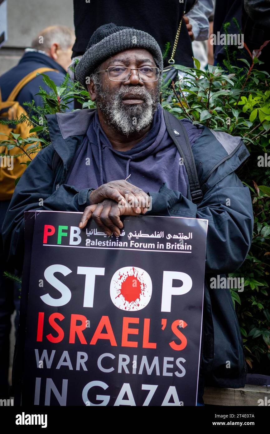 Un manifestante si ferma brevemente mentre i manifestanti marciano lungo Regents Street. Foto Stock