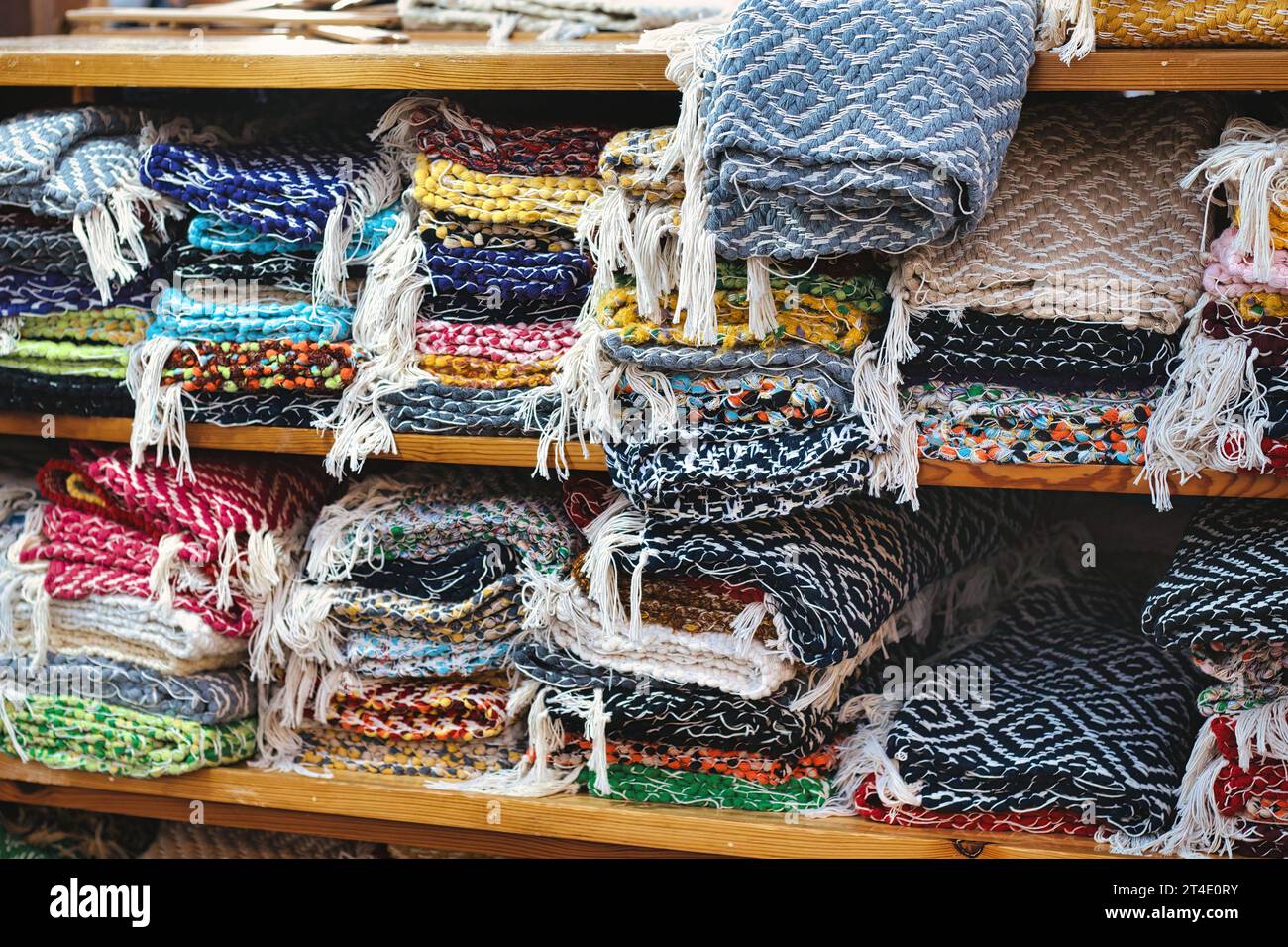 Una collezione di tappeti di straccio fatti a mano con un telaio tradizionale in un mercato di strada - niente gente Foto Stock