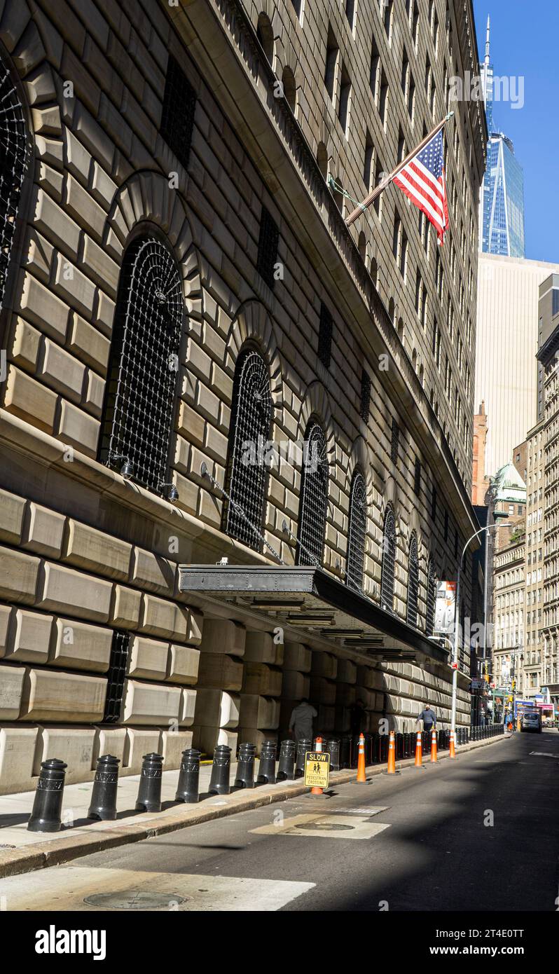 Federal Reserve Bank of New York Building, 33 Liberty Street, New York City, New York, USA Foto Stock