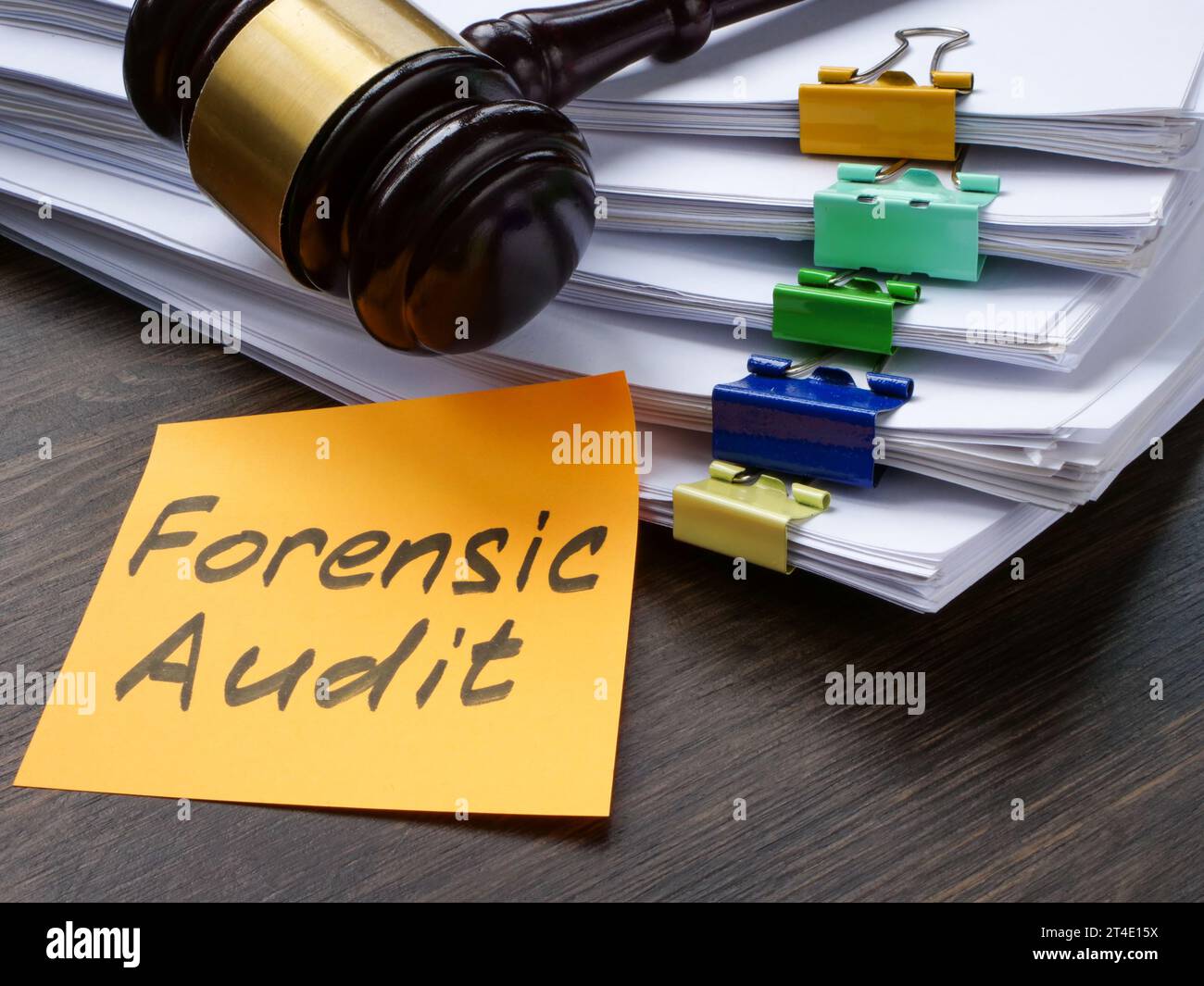 Molti documenti cartacei e note di controllo forense. Foto Stock
